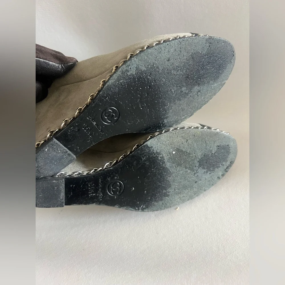 Chanel interlocking cc suede pump